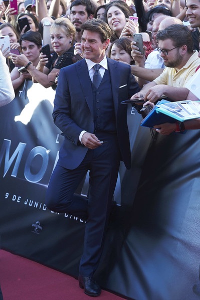 Tom Cruise trẻ trung bên các bạn diễn xinh đẹp - 2
Nam diễn viên 55 tuổi bảnh bao trong bộ vest thanh lịch