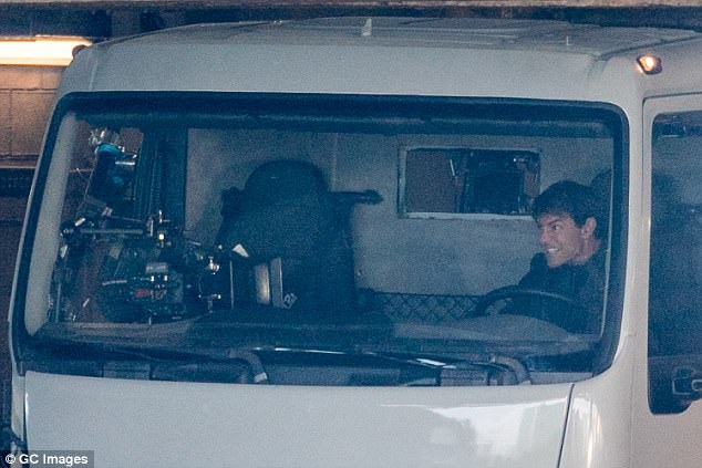 Tom Cruise trẻ trung tại trường quay "Nhiệm vụ bất khả thi" phần 6 - 8
Ngôi sao phim hành động vẫn rất tự tin với những cảnh quay mạo hiểm mà theo tiết lộ từ đoàn làm phim thì anh sẽ tự đóng rất nhiều cảnh không cần người đóng thế.