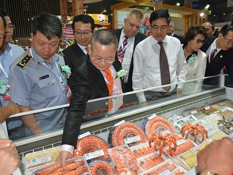 Hàng Trung Quốc "ăn ốc", hàng Việt "đổ vỏ" - 2
Tôm Việt cũng như nhiều mặt hàng xuất khẩu nguy cơ bị áp thuế cao vì bị vạ lây từ doanh nghiệp Trung Quốc. Ảnh: Quang Huy
