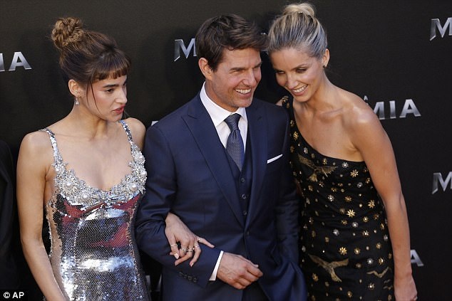 Tom Cruise trẻ trung bên các bạn diễn xinh đẹp - 7
Tom beamed bên 2 bạn diễn Annabelle và Sofia Boutella