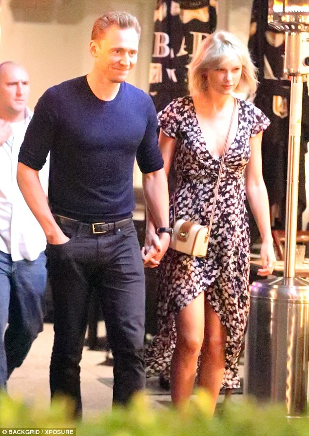 “Loki” của phim Thor âu yếm cô gái lạ trên phố - 8
Cả nam diễn viên này và Taylor Swift đều bắn tin với báo giới rằng họ mới là người chủ động nói lời chia tay người còn lại.