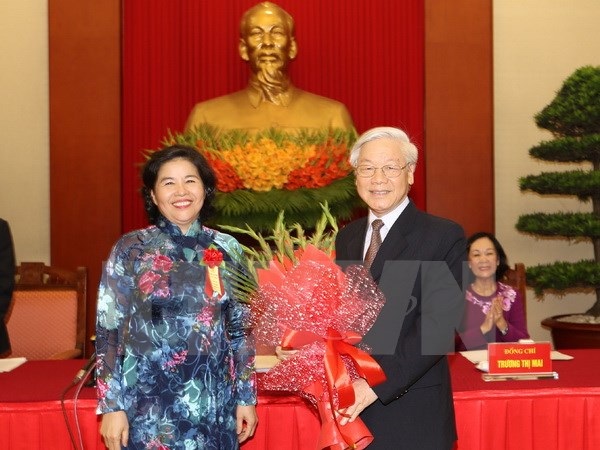 Tổng Bí thư gặp mặt đại biểu Chương trình Vinh quang Việt Nam - 1
Đại diện các tập thể, cá nhân xuất sắc, tiêu biểu tặng hoa Tổng Bí thư Nguyễn Phú Trọng. (Ảnh : Trí Dũng/TTXVN)
