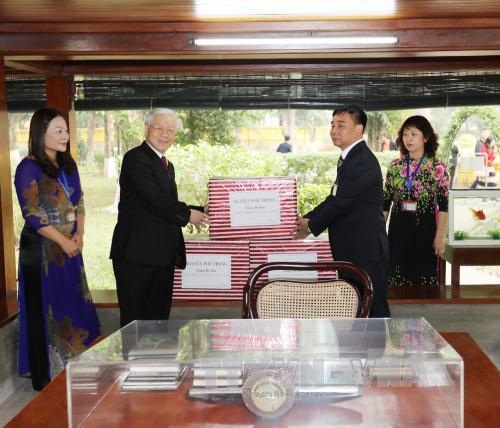 Tổng Bí thư Nguyễn Phú Trọng dâng hương tưởng niệm Bác Hồ - 2
Tổng Bí thư Nguyễn Phú Trọng tặng quà cho cán bộ, nhân viên Khu Di tích Chủ tịch Hồ Chí Minh ở Phủ Chủ tịch