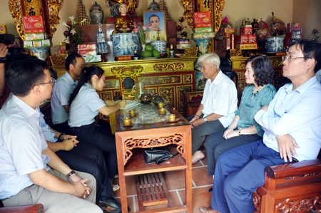 Lần đầu tiên Tổng điều tra kinh tế thu thập số liệu tổ chức phi chính phủ - 2 Phỏng vấn tại chùa Quỳnh, xã Nguyên Xá, huyện Đông Hưng