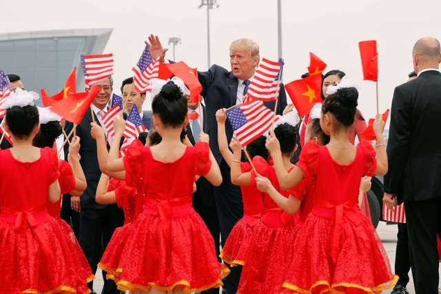 Truyền thông quốc tế viết về chuyến thăm Việt Nam của Tổng thống Trump - 3
Tổng thống Trump vẫy chào khi chuẩn bị lên chuyên cơ, kết thúc chuyến thăm tốt đẹp cấp nhà nước tới Việt Nam. (Ảnh: Reuters)