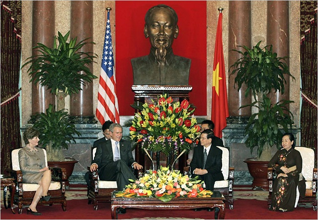 Tháng 11/2006, Tổng thống Mỹ George W. Bush đã có chuyến thăm chính thức tới Việt Nam, thu hút sự quan tâm lớn của dư luận hai nước. Ông được Chủ tịch nước Nguyễn Minh Triết tiếp đón trọng thể (ảnh: White House)