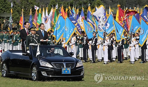 Hàn Quốc lần đầu “khoe” tên lửa tầm bắn 800 km - 1 Tổng thống Hàn Quốc Moon Jae-in (Ảnh: Yonhap)