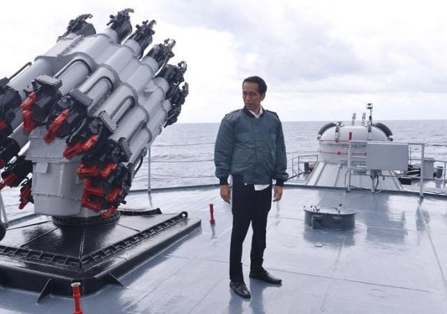 Indonesia muốn tuần tra chung với Australia trên Biển Đông - 1
Tổng thống Indonesia Widodo trên tàu chiến KRI Imam Bonjol (Ảnh: CNA)
