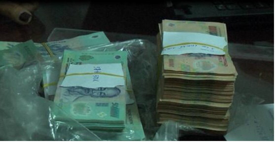 Một nhà báo nữ bị bắt quả tang nhận 280 triệu đồng của doanh nghiệp - 2
Nữ nhà báo (bên trái) và số tiền bị bắt quả tang đã nhận