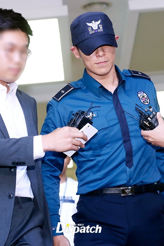 T.O.P xuất hiện lần đầu sau scandal bị tố sử dụng cần sa trái phép - 6
Văn phòng công tố quận trung tâm Seoul đã truy tố nam rapper T.O.P (tên thật là Choi Seung Hyun) vì vi phạm luật về quản lý, sử dụng chất gây nghiện. Anh đã thừa nhận hành vi của mình và viết thư tay để gửi lời xin lỗi đến công chúng.