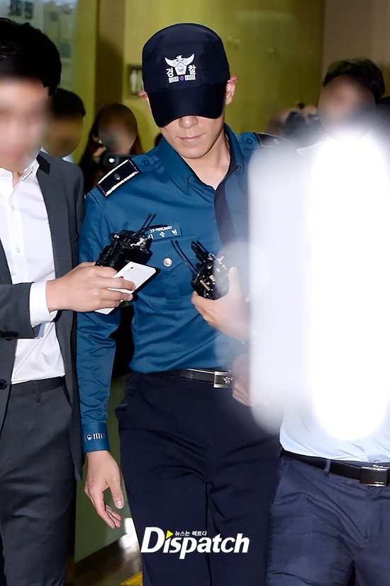 T.O.P xuất hiện lần đầu sau scandal bị tố sử dụng cần sa trái phép - 5
T.O.P bị buộc tội sử dụng cần sa hai lần và cần sa lỏng hai lần. Anh thừa nhận sử dụng cần sa nhưng phủ nhận chuyện dùng cần sa lỏng.