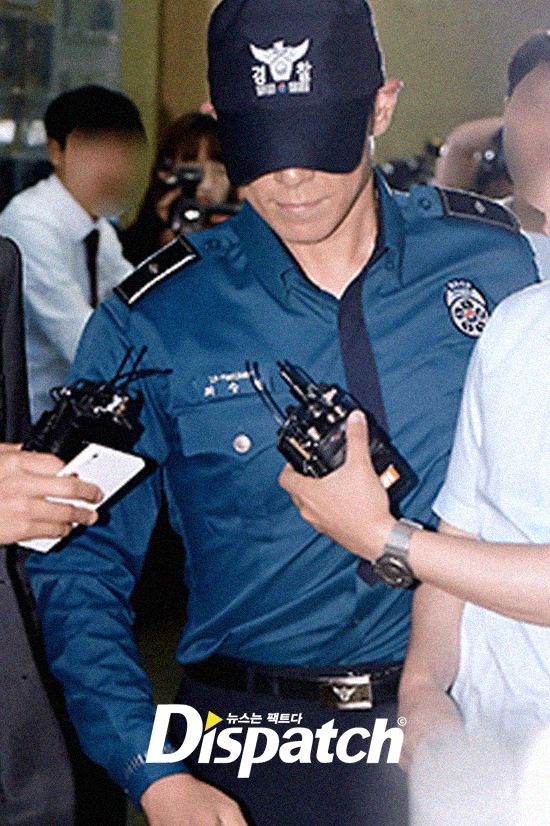 T.O.P xuất hiện lần đầu sau scandal bị tố sử dụng cần sa trái phép - 2
Tâm trạng của thành viên nhóm Big Bang khá vui vẻ và thoải mái nhưng anh từ chối trả lời câu hỏi của các phóng viên. T.O.P bị điều tra vì sử dụng ma tuý trái phép vào tháng 10 năm ngoái tại nhà riêng ở Seoul.