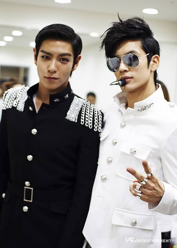 Se7en động viên T.O.P giữa thời điểm khó khăn - 1
Se7en (phải) là nghệ sĩ hiếm hoi lên tiếng động viên T.O.P vào thời điểm nhạy cảm này.
