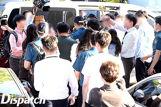 T.O.P xuất hiện lần đầu sau scandal bị tố sử dụng cần sa trái phép - 4
Rất đông fan và phóng viên đã có mặt tại sở cánh sát Seoul để tiếp cận ngôi sao nổi tiếng xứ Hàn.