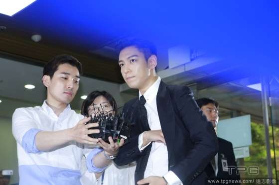 T.O.P bị tuyên án 10 tháng “bóc lịch” vì sử dụng cần sa trái phép - 3
T.O.P nán lại trả lời phỏng vấn của phóng viên và người hâm mộ.