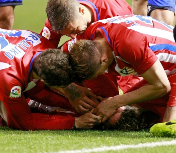 Fernando Torres bất tỉnh nhân sự sau chấn thương kinh hoàng - 1 Các đồng đội sơ cứu cho Torres trên sân