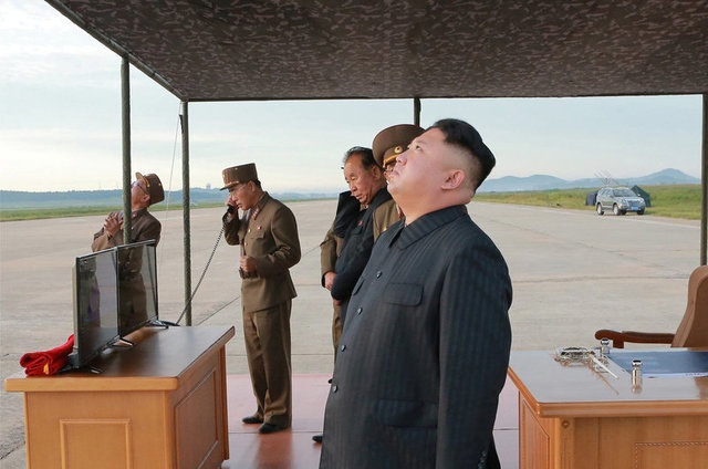 Triều Tiên công bố ảnh vụ phóng tên lửa xa nhất qua Nhật Bản - 5
Trong các bức ảnh do KCNA công bố, ông Kim Jong-un được nhìn thấy thị sát vụ phóng tên lửa cùng với các nhà khoa học và quan chức quân đội. (Ảnh: Reuters)