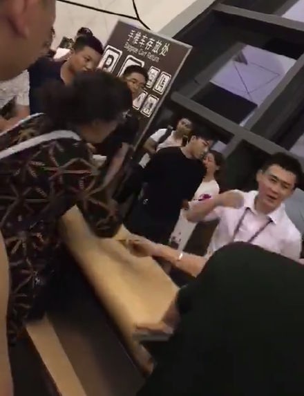 
Tuy nhiên nam nhân viên này vẫn bình tĩnh và mỉm cười lịch sự.
