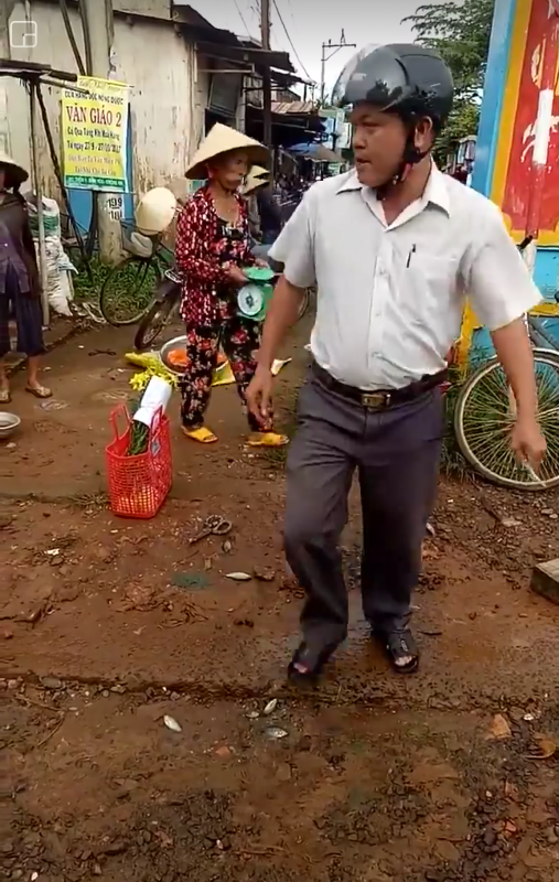 Đề nghị khiển trách trưởng công an xã sút đồ của dân - 1
Ông Thịnh có hành vi phản cảm khi đi dẹp chợ (ảnh cắt từ clip)