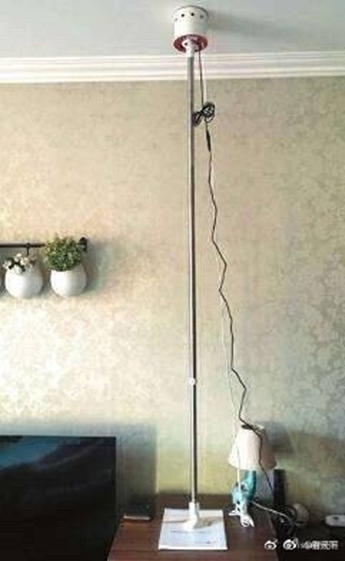 Bực mình vì hàng xóm ồn ào, chàng trai trả thù theo cách ít ai ngờ - 2 Chiếc máy được gắn chặt lên trần nhà