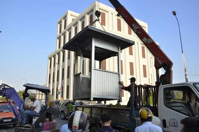 Sau khi đối chiếu các văn bản, ngày 28/2, UBND quận 1 (TP HCM) đã cho quyết định trả lại 6 bốt an ninh cho Ngân hàng Nhà nước Việt Nam chi nhánh TPHCM. Trước đó chiều 27/2, Tổ công tác của quận 1 đã tháo dỡ bốt an ninh quanh Ngân hàng Nhà nước và 1 bốt an ninh của Ngân hàng Agribank Chi nhánh Sài Gòn. (Ảnh: Đình Thảo)