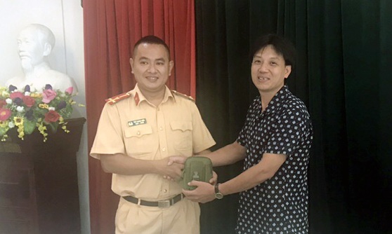 Đánh rơi tiền công ty, nam nhân viên vui mừng khi được CSGT trao trả - 1 Anh Cường vui mừng nhận lại số tài sản đánh rơi.