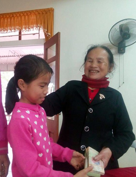 Cô bé nghèo lớp 4 nhặt được gần 40 triệu đồng tìm người trả lại - 2
Cháu Nguyễn Thị Lan Anh trao trả số tiền gần 40 triệu đồng cho chủ nhân đánh rơi.