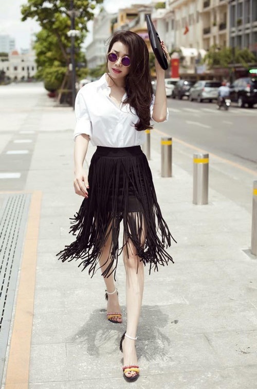 Cùng diện sơ mi trắng giản dị, mỹ nhân Việt nào đẹp hút hồn nhất? - 20 Trà Ngọc Hằng kết hợp chân váy tua rua với áo sơ mi trắng.