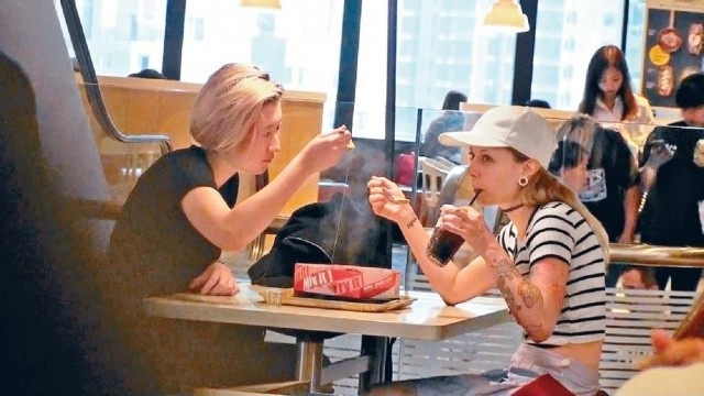 
Sau khi báo giới Hồng Kong đưa tin Ngô Trác Lâm tiếp tục mâu thuẫn với mẹ ruột, cựu hoa hậu Ngô Ỷ Lợi, và đã bỏ nhà ra đi, giới săn tin đã bắt gặp cô bé 18 tuổi này đang dùng bữa tại một nhà hàng ăn nhanh cùng một phụ nữ ngoại quốc, ngày 18/9.
