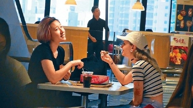 
Trác Lâm và người phụ nữ ngoại quốc này rất vui vẻ khi ở bên nhau. Cả hai cùng ăn và nói chuyện với nhau, bất chấp những ánh nhìn xung quanh và ống kính của giới săn tin. Trước đó một ngày, báo giới Hồng Kong đưa tin Ngô Trác Lâm đã bỏ học, rời khỏi nhà và tới ở cùng bạn bè.
