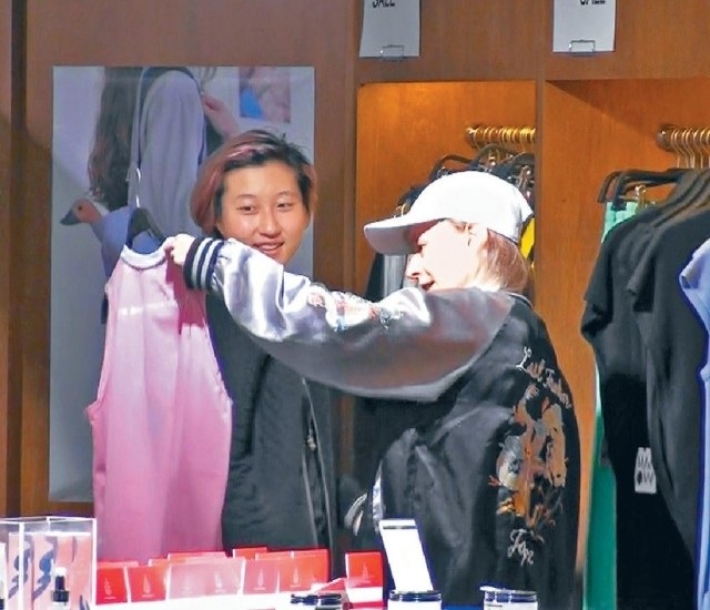 
Con gái rơi của Thành Long còn bị bắt gặp hút thuốc và sống vất vưởng tại một khu ổ chuột ở Hồng Kong cùng bạn gái hơn tuổi vài ngày trước. Sau bữa trưa, Trác Lâm và bạn gái vào một cửa hàng thời trang và lựa chọn mua đồ.
