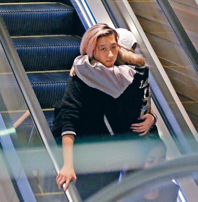 
Trong lúc đi trên thang cuốn, Trác Lâm ôm bạn gái rất chặt và tình cảm. Con gái rơi của Thành Long đang bước vào tuổi nổi loạn và thích khẳng định mình. Cô bé thường xuyên mâu thuẫn với mẹ ruột và đã không ít lần bỏ nhà ra đi. Tháng 4 vừa rồi, sau một lần cãi nhau với mẹ ruột, Trác Lâm còn báo cảnh sát và tố mẹ ruột bạo hành mình bằng lời nói.
