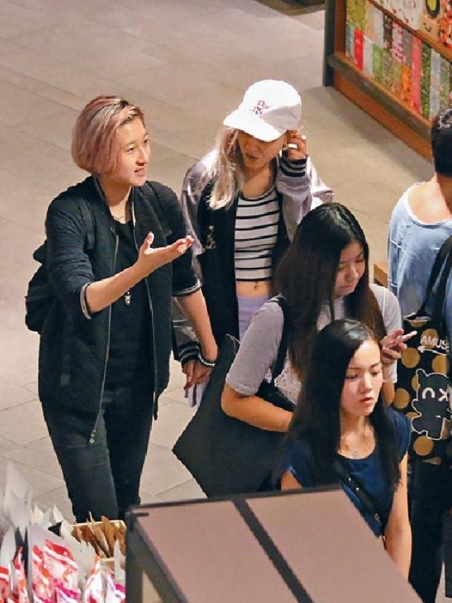 
Ngô Trác Lâm từng phải nhập viện điều trị tâm lý sau khi có thông tin cô bé tự vẫn hụt vào tháng 6/2017. Mối quan hệ giữa Trác Lâm và mẹ ruột, Ngô Ỷ Lợi, vô cùng căng thẳng trong vài tháng và tới tháng 8, cô bé được xuất viện và vui vẻ về nhà với mẹ. Tuy nhiên, giai đoạn hoàn thuận giữa hai mẹ con kéo dài chưa đầy 1 tháng thì Ngô Trác Lâm lại tuyên bố muốn tự do và bỏ nhà ra đi.
