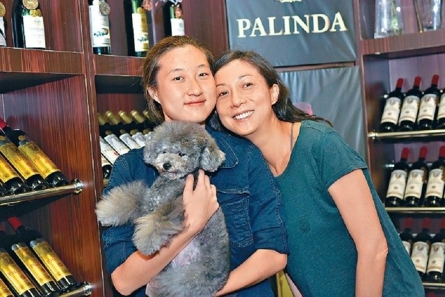 
Ngô Trác Lâm khiến mẹ ruột rất đau lòng và khổ sở. Ngô Ỷ Lợi đã nuôi con gái một mình sau khi Thành Long tuyên bố không thừa nhận cô con gái ngoài giá thú này. Suốt 18 năm qua, Ngô Ỷ Lợi làm việc và nuôi dạy con gái một mình. Cô chuyển tới sống tại đại lục rồi lại quay về Hồng Kong để bảo vệ và chăm sóc con gái. Song, khi bước vào tuổi trưởng thành, cô con gái duy nhất đã nhiều lần công khai chỉ trích mẹ ruột và bỏ nhà ra đi. Trên trang cá nhân của mình, Ngô Ỷ Lợi đã viết: “Mẹ chưa bao giờ đòi hỏi con phải sống theo cách sống của mình, mẹ đành phải chấp nhận để con sống theo cách con muốn mà thôi”.
