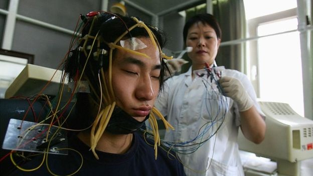 Xôn xao chuyện thanh niên Trung Quốc chết trong trại cai nghiện Internet - 2 Liệu pháp sốc điện trong một cơ sở cai nghiện Internet ở Trung Quốc (Ảnh: Getty)