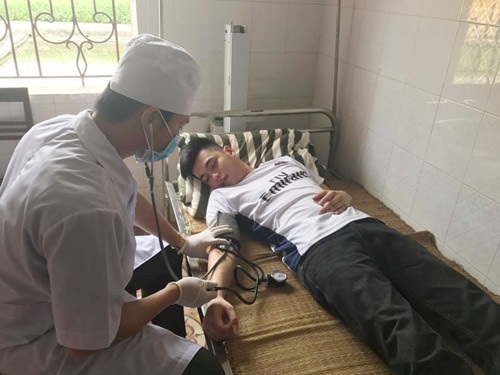 Công việc âm thầm của những “chiến sĩ áo trắng” - 1 Những chiến sỹ áo trắng đang làm nhiệm vụ chữa bệnh cho phạm nhân
