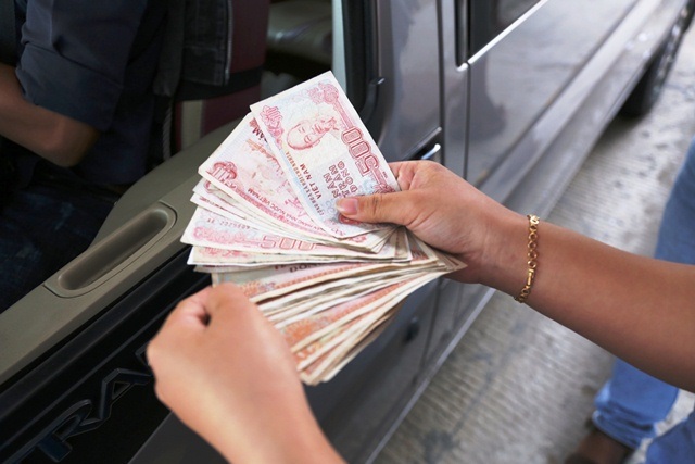 Trả tiền lẻ khi qua trạm BOT: “Không vi phạm pháp luật, người dân được làm” - 2 Bộ GTVT cho biết, người dân có quyền dùng tiền lẻ để trả phí nếu pháp luật không cấm