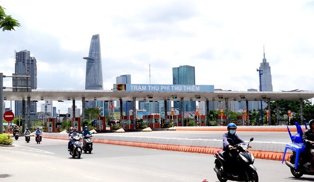 Những cầu, hầm ấn tượng nhất Việt Nam và cụ bà có “bộ tóc rồng” - 3 Những trạm thu phí được dựng lên trên các tuyến đường ở TP HCM, hiện không còn được sử dụng trơ mình phơi nắng phơi sương, không một bóng nhân viên, gây cản trở lưu thông… (Ảnh: Phạm Nguyễn)