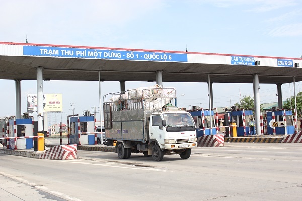 
Việc thu phí quốc lộ 5 để hoàn vốn cho cao tốc Hà Nội - Hải Phòng khiến các tài xế bất bình.

