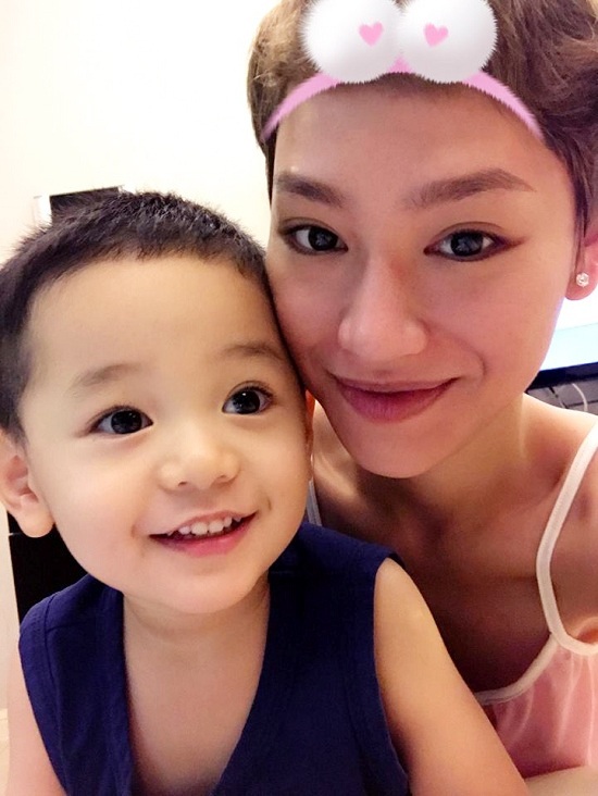 Thủy Tiên mong ước tuổi già giản dị bên Công Vinh, Trấn Thành thương vợ vì scandal - 15 Trà My Idol tận hưởng giây phút hạnh phúc bên con trai dễ thương, kháu khỉnh. Nữ ca sĩ viết: “Yêu trai của mẹ. Cái tóc ngu quá chứ không phải em hồi teen nha”.