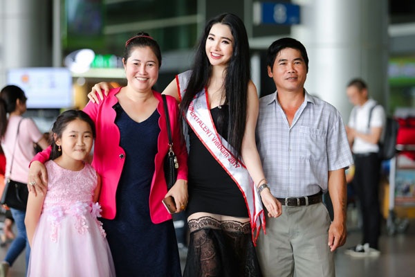 Người đẹp Lương Thái Trân giành ngôi Á hậu Siêu tài năng thế giới 2017 - 5 Bố mẹ và em gái đón Thái Trân tại sân bay.