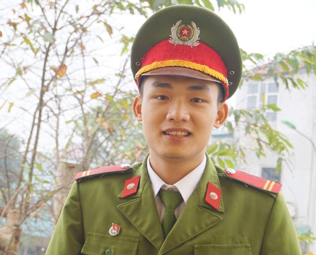 Đóng cửa tự học, chiến sỹ cảnh sát nghĩa vụ giành 9,75 điểm Sử - 1 Trung sỹ Trần Duy Thông hiện đang là chiến sỹ phục vụ có thời hạn tại Phòng cảnh sát thi hành án hình sự và hỗ trợ tư pháp Công an tỉnh Nghệ An