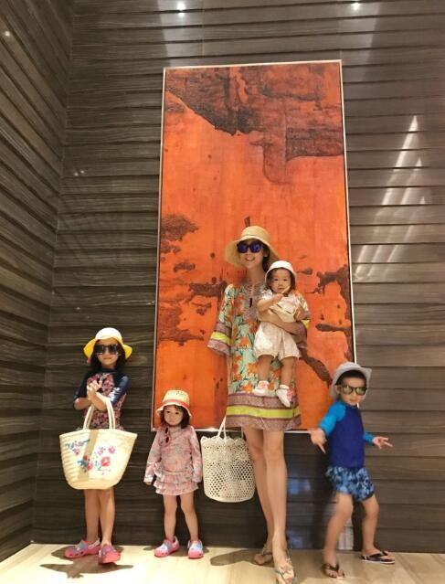 Sinh 4 con, vợ "Tôn Ngộ Không" Trần Hạo Dẫn vẫn sở hữu dáng vóc "vạn người mê" - 10
5 mẹ con Lisa tạo dáng trong một bức ảnh đáng yêu.
