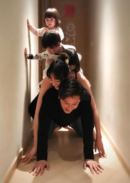 Sinh 4 con, vợ "Tôn Ngộ Không" Trần Hạo Dẫn vẫn sở hữu dáng vóc "vạn người mê" - 14
“Khi tình yêu đích thực tới, cách duy nhất bạn có thể chọn lựa đó là kết hôn. Tôi không cảm thấy tiếc nuối”, Trần Hạo Dân từng trả lời như vậy khi được hỏi về quyết định kết hôn vào năm 2011.