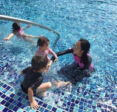 Sinh 4 con, vợ "Tôn Ngộ Không" Trần Hạo Dẫn vẫn sở hữu dáng vóc "vạn người mê" - 4
Trong lúc chồng bận rộn đóng phim tại đại lục, Lisa một tay chăm sóc và đưa 4 con đi nghỉ. Bà mẹ xinh đẹp tất bật với đàn con nhỏ nhưng lúc nào cũng tươi vui.