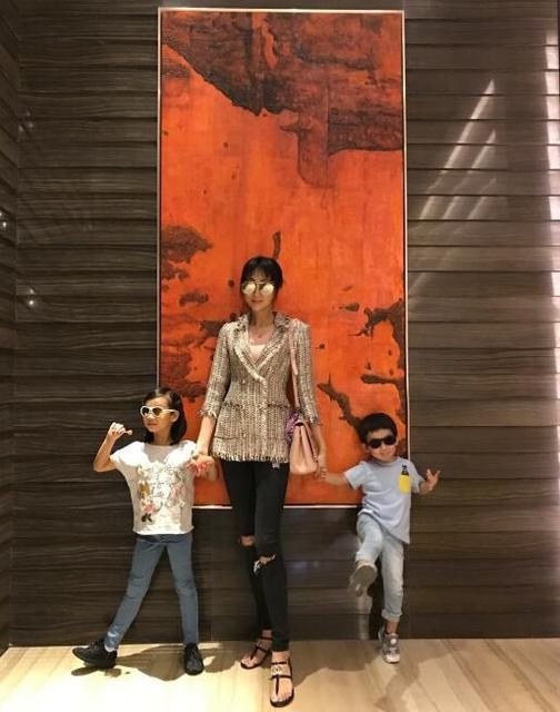 Sinh 4 con, vợ "Tôn Ngộ Không" Trần Hạo Dẫn vẫn sở hữu dáng vóc "vạn người mê" - 7
Lisa chụp ảnh cùng con trai và con gái lớn của cô.