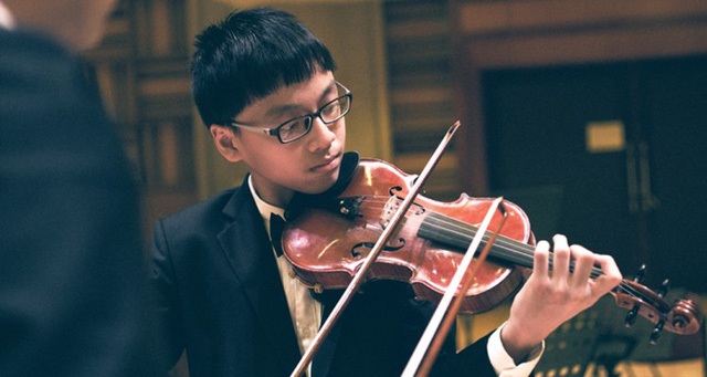 Trần Lê Quang Tiến sinh năm 2002 được nhiều người gọi là “thần đồng” khi đạt được rất nhiều thành tích đáng nể tại nhiều cuộc thi âm nhạc quốc tế.