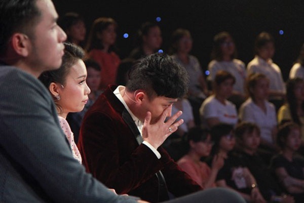 Giám khảo xúc động trước lời chia sẻ của cô Phấn.