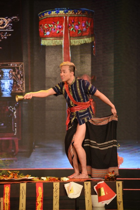 “Cấm sóng” Trấn Thành là sự cảnh tỉnh đối với hài tục, nhảm - 3 Cách tạo hình của Trấn Thành trong một vở kịch. Ảnh: TL.