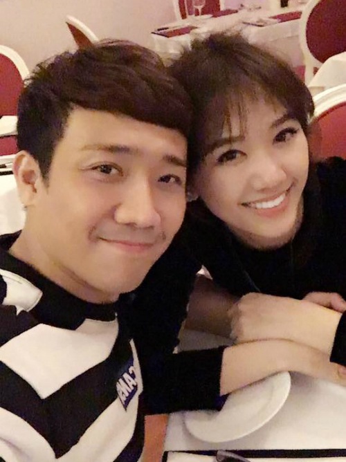 Hari Won - Trấn Thành kỷ niệm 500 ngày yêu; Hà Hồ trở lại làm người mẫu - 1 Tuần qua, trên trang cá nhân vợ chồng Hari - Trấn Thành chia sẻ ảnh hạnh phúc khi cùng nhau đi ăn tối kỷ niệm 500 ngày yêu. Trấn Thành bày tỏ tâm trạng khá phấn khởi: Thế là 500 ngày yêu nhau! Great dinner with bà xã! Thanks for coming con Heo! Love u!.